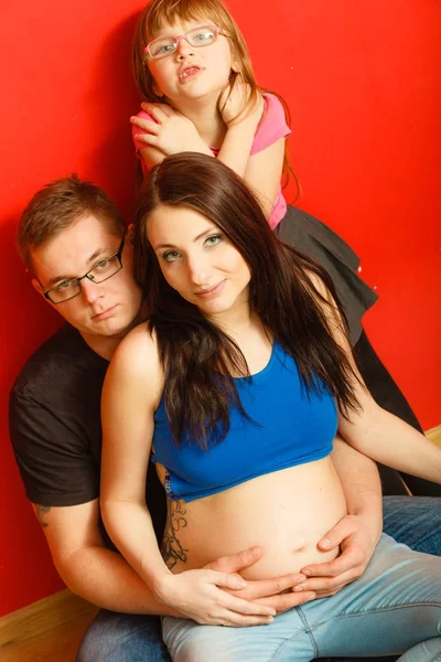 Femeie gravidă, bărbat și fiică pozând . — Fotografie, imagine de stoc