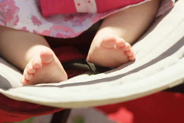 Pequeño bebé lindo piernas y pies — Foto de Stock