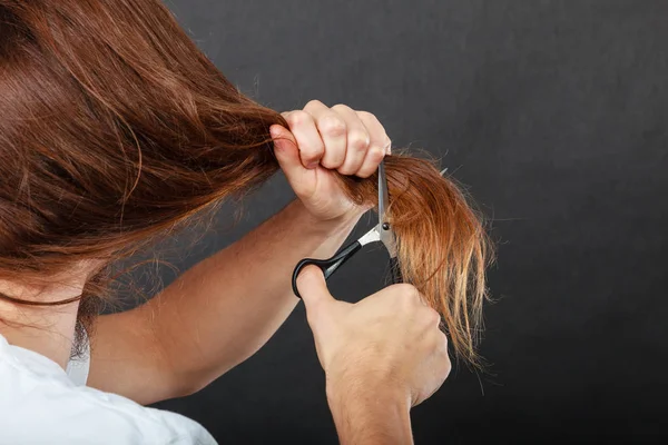 Manliga händer klippa långt hår — Stockfoto