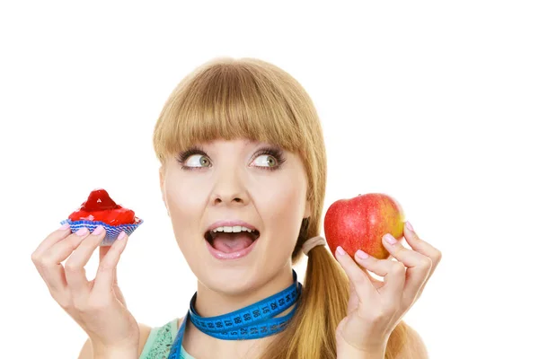 Kiválasztása, gyümölcs és sütemény nő étrendi döntést — Stock Fotó