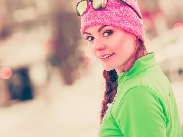 Mujer ajuste deporte modelo entrenamiento al aire libre en día frío —  Fotos de Stock