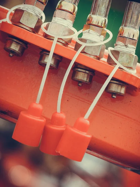 Cuatro tubos hidráulicos en maquinaria roja — Foto de Stock