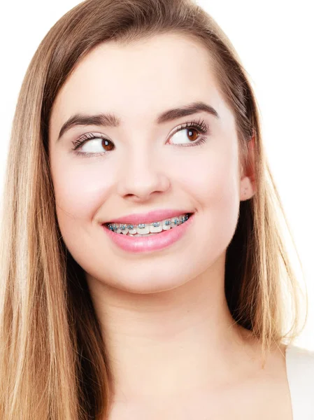 Mujer mostrando sus dientes con aparatos ortopédicos — Foto de Stock