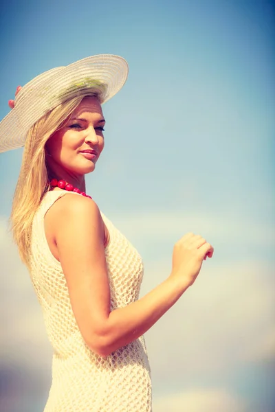 Portret van mooie vrouw in de zomer — Stockfoto