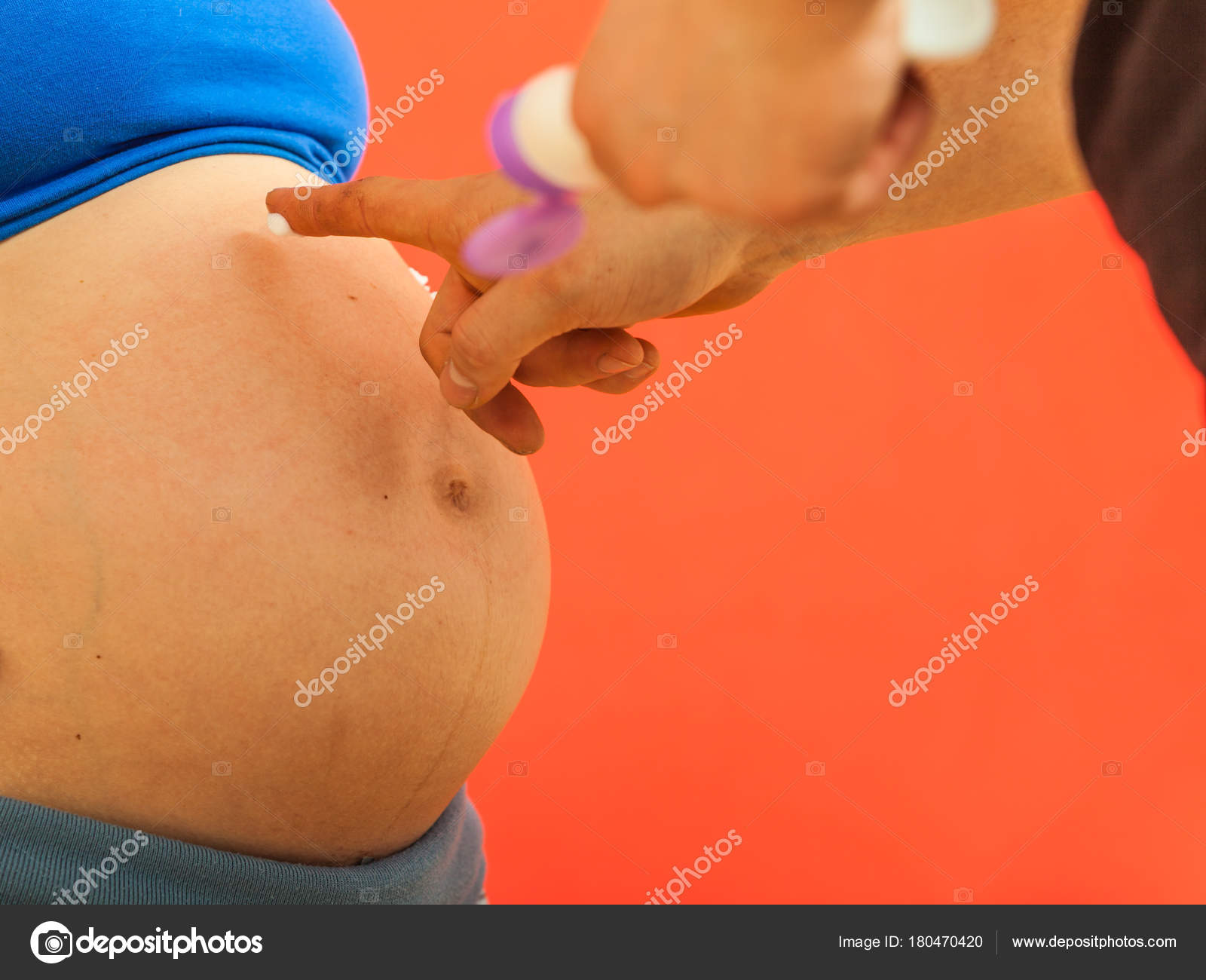выпадает пупок при беременности. беременная женщина. ребенок ударил живот беременной. беременные с огромным животом. беременность нжо это.