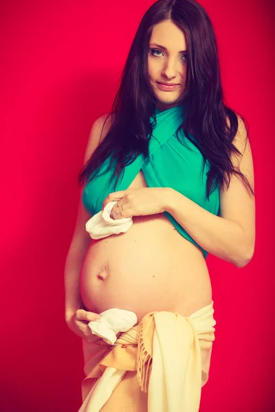 Donna adulta mostrando la sua pancia incinta — Foto Stock