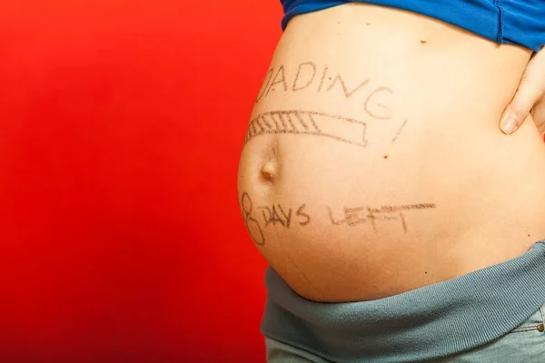 Gravid kvinna magen med ritningar — Stockfoto