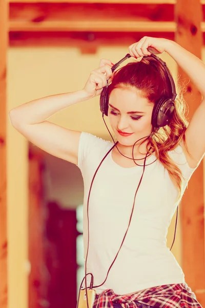 Mujer con auriculares escuchar música y bailar . — Foto de Stock