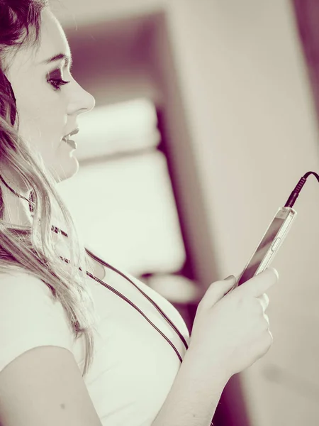 Femme avec casque choisir la musique sur smartphone . — Photo