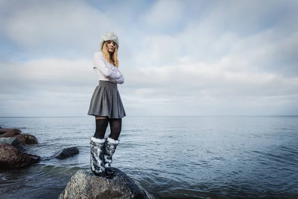 Mulher em pedras perto do mar — Fotografia de Stock