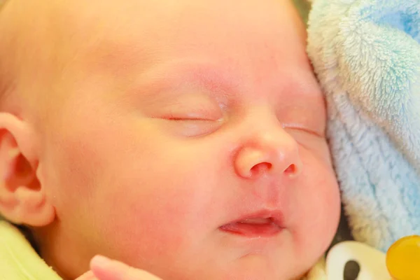 Pequeño bebé recién nacido durmiendo tranquilamente en manta — Foto de Stock