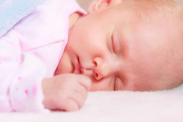 Lille nyfødt baby sover i tæppe - Stock-foto