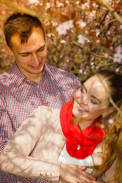 Casal feliz ter data romântica no parque — Fotografia de Stock