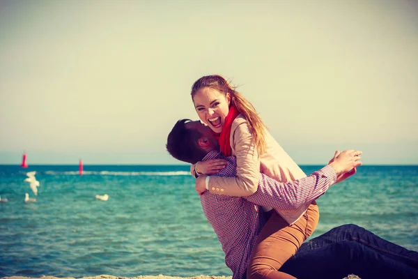 Pareja feliz teniendo cita en la playa — Foto de Stock