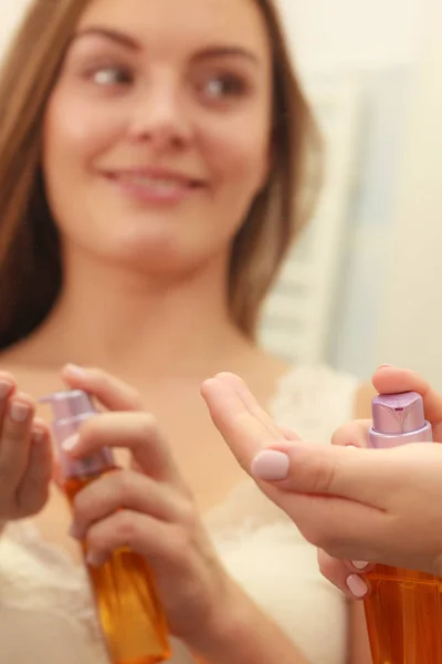 Mujer cuidando su cabello largo aplicando aceite cosmético —  Fotos de Stock