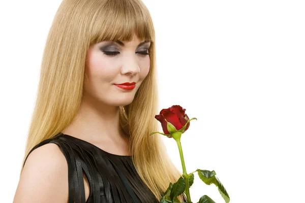 Жінка розкішна дівчина темний макіяж тримає троянду квітка — стокове фото
