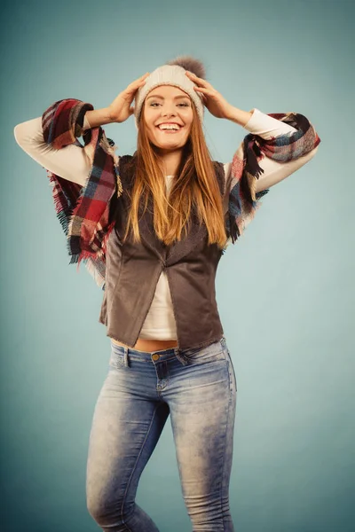 Linda mujer joven con gorra . — Foto de Stock