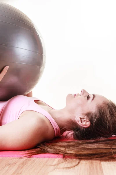 Menina exercitando com bola em forma — Fotografia de Stock