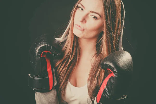 Ženy oblečení mikina a boxer rukavice. — Stock fotografie