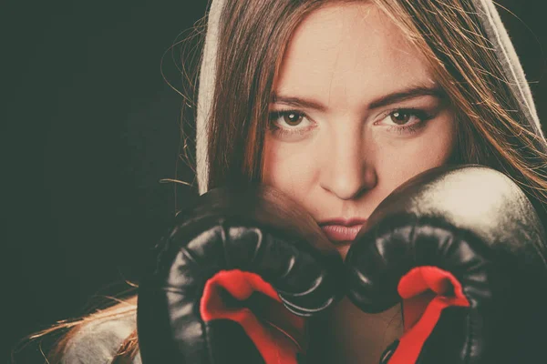 Frau verdeckt Gesicht mit Boxhandschuhen. — Stockfoto