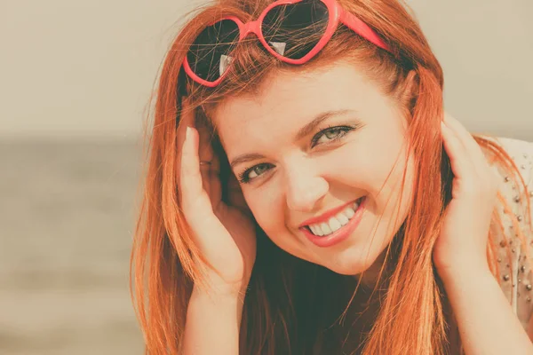 Roodharige volwassen vrouw liggend op het strand — Stockfoto