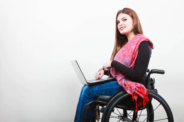 Giovane ragazza su sedia a rotelle navigazione web . — Foto Stock
