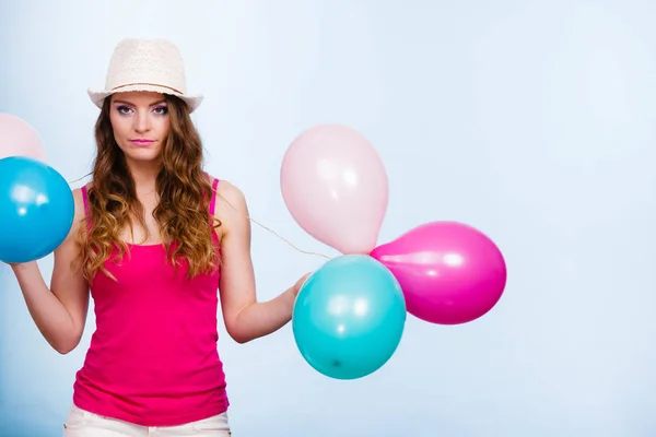 Mujer jugando con muchos globos de colores — Foto de Stock