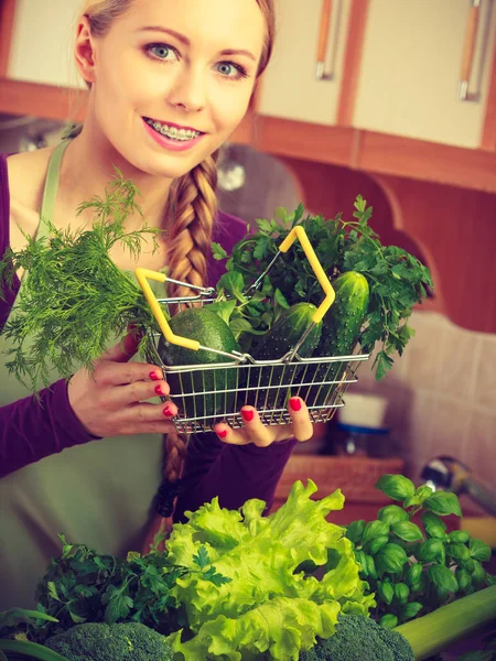 Donna in cucina con verdure che tengono il carrello della spesa — Foto Stock