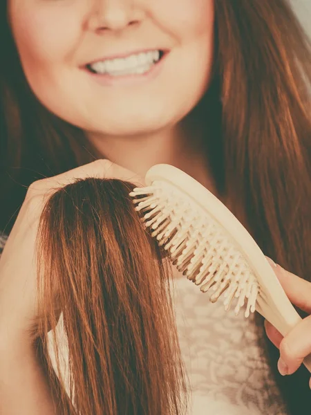 Ευτυχισμένη γυναίκα βούρτσισμα τα μαλλιά — Φωτογραφία Αρχείου