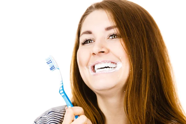 Mujer cepillándose los dientes . —  Fotos de Stock