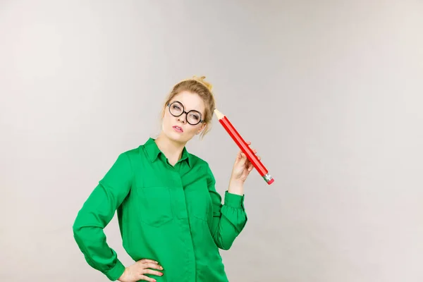 Mulher pensamento confuso, lápis grande na mão — Fotografia de Stock