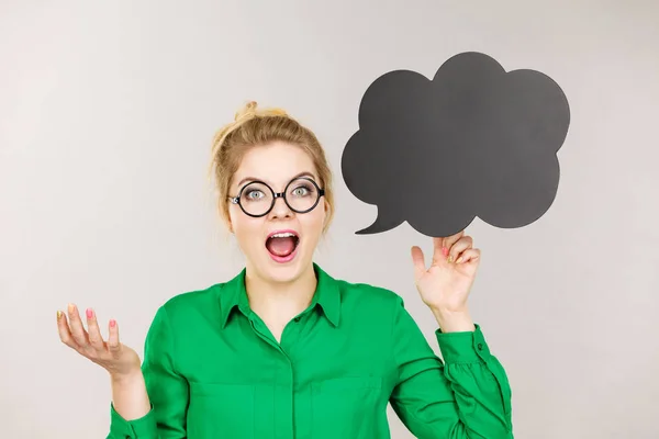 Mujer de negocios conmocionada con burbuja de pensamiento — Foto de Stock