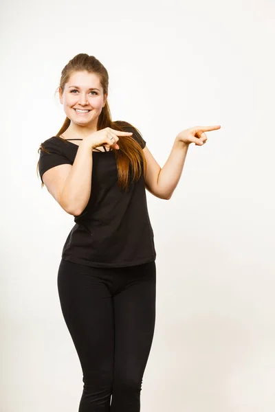 Mujer positiva feliz señalando algo — Foto de Stock