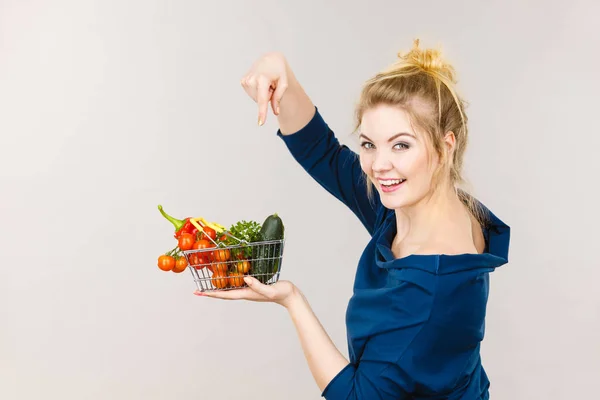 Kadın sebze ile alışveriş sepeti tutan — Stok fotoğraf