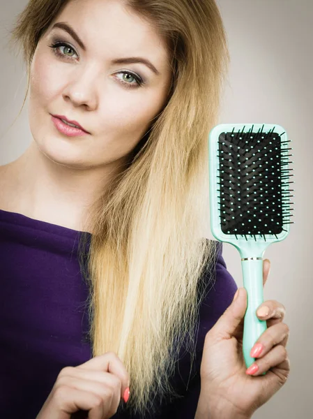 Mujer cepillándose el pelo largo con cepillo —  Fotos de Stock