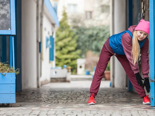 Fille sportive étirant en plein air sur la rue de la ville . — Photo