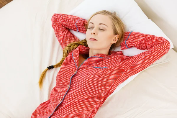 Kvinna som sover i sängen på rygg — Stockfoto