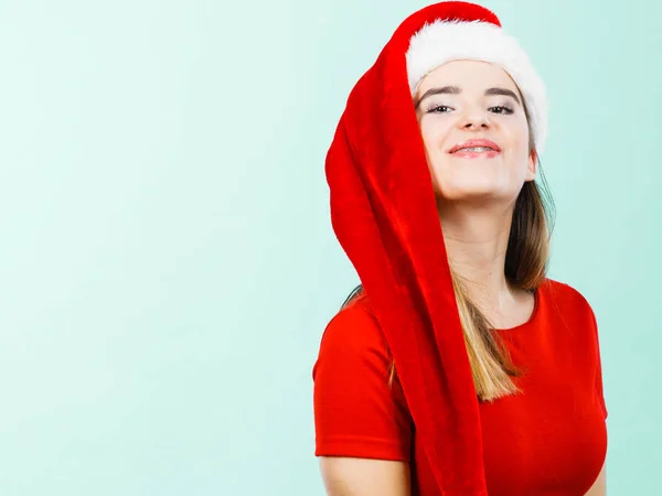 Donna positiva che indossa il costume da aiutante di Babbo Natale — Foto Stock