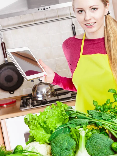 Vrouw met groene groenten denken over koken — Stockfoto