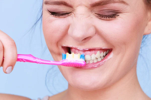 Donna spazzolatura pulizia dei denti — Foto Stock