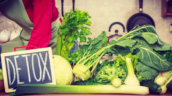 Mujer que tiene verduras de dieta verde, signo de desintoxicación —  Fotos de Stock