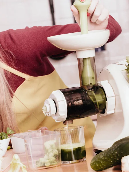 Frau in Küche macht Gemüse-Smoothie-Saft — Stockfoto