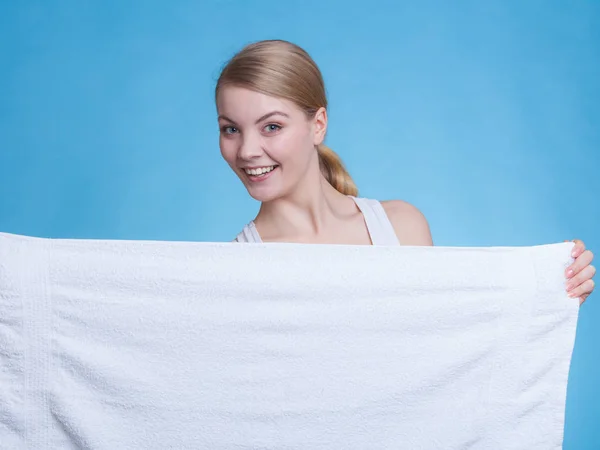 Aantrekkelijke vrouw met grote witte handdoek — Stockfoto