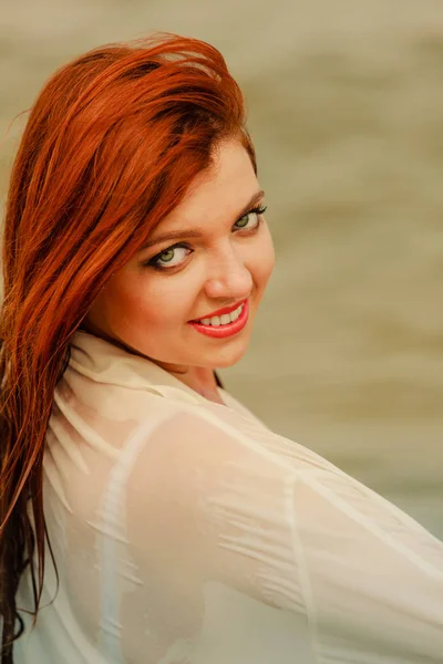 Portrait de belle rousse femme adulte — Photo