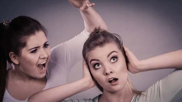 Duas mulheres tendo discutido — Fotografia de Stock