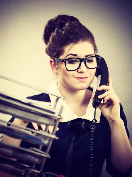 Business woman in office talking on phone — Stock Photo, Image