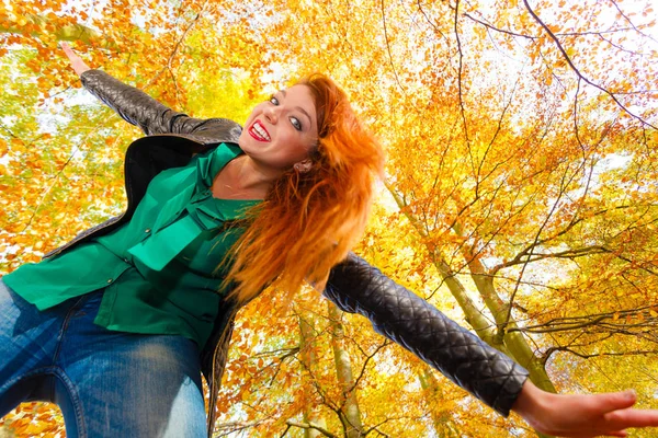 Lady dancing in forest. — Stock Photo, Image
