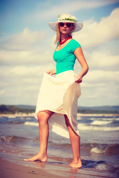 Donna bionda che indossa un vestito camminando sulla spiaggia — Foto Stock