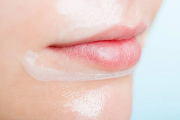 Cerca de la mujer en la piel facial de la máscara . — Foto de Stock