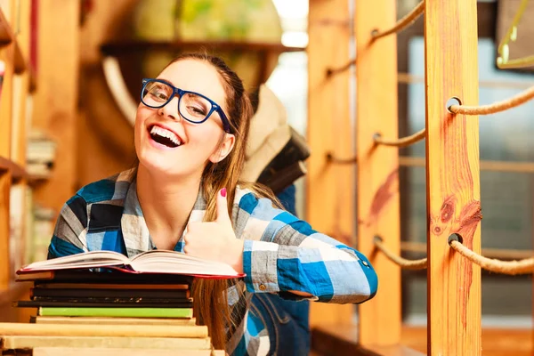 Kobieta student w bibliotece uczelni — Zdjęcie stockowe